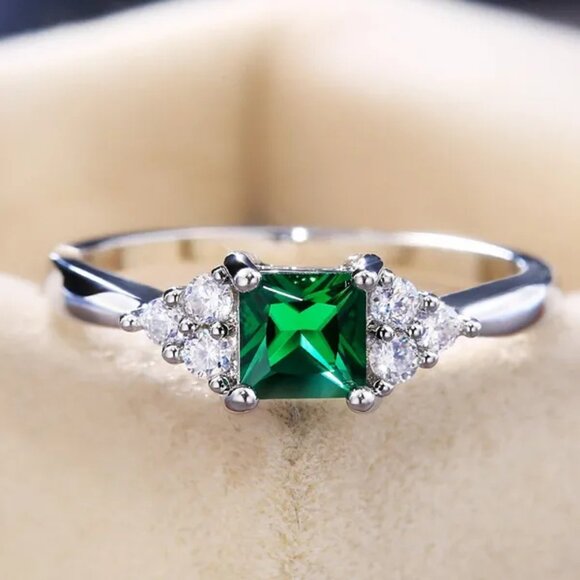Beautiful Emerald and CZ Accent Stone Ring - Picture 3 of 5
